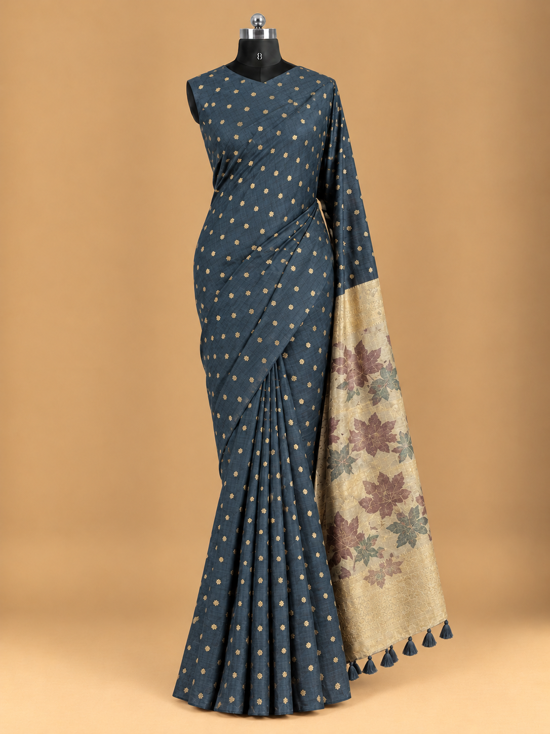 Elegantes schwarzes Tussar-Seidensari mit goldfarbenem Zari-Butta-Muster - TS083