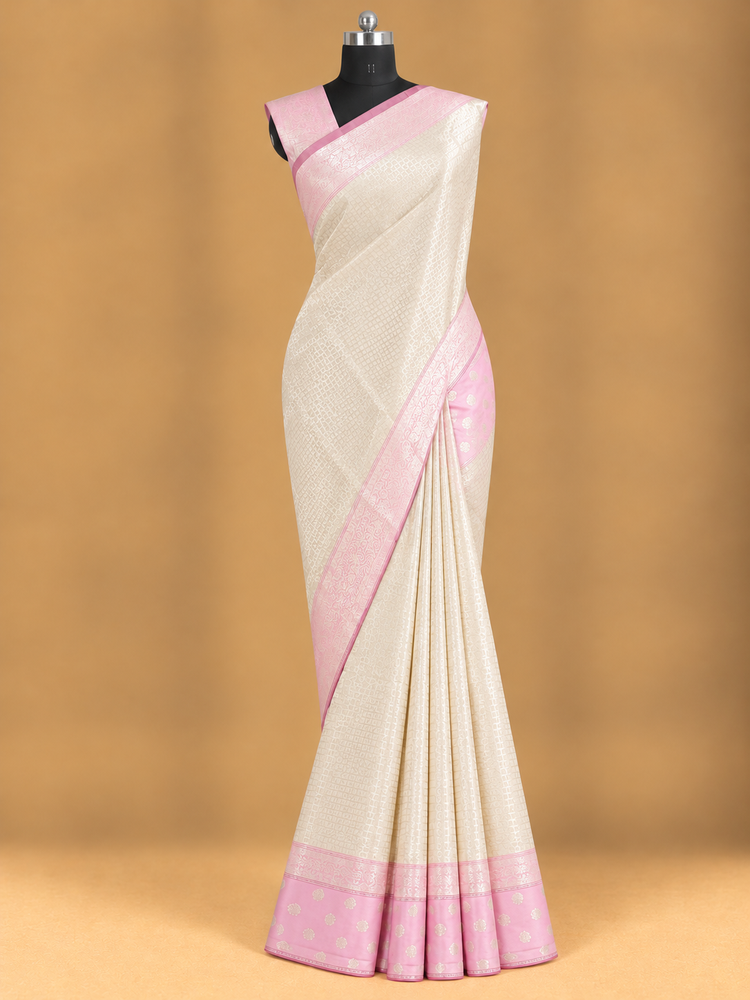 Premium-Creme-Sari aus weicher Banarasi-Seide mit pinkfarbenem und goldfarbenem Zari-Muster – TS076