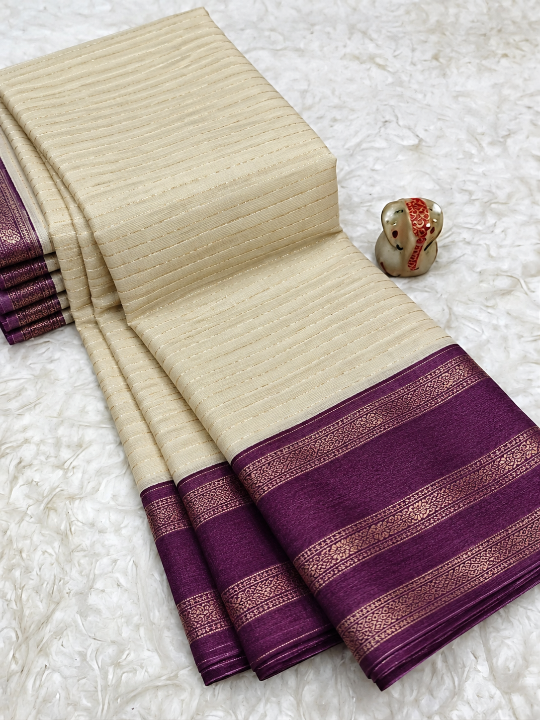 Elegantes, cremefarbenes, edles und warmes Seidensari mit Zari-Streifen - WS073
