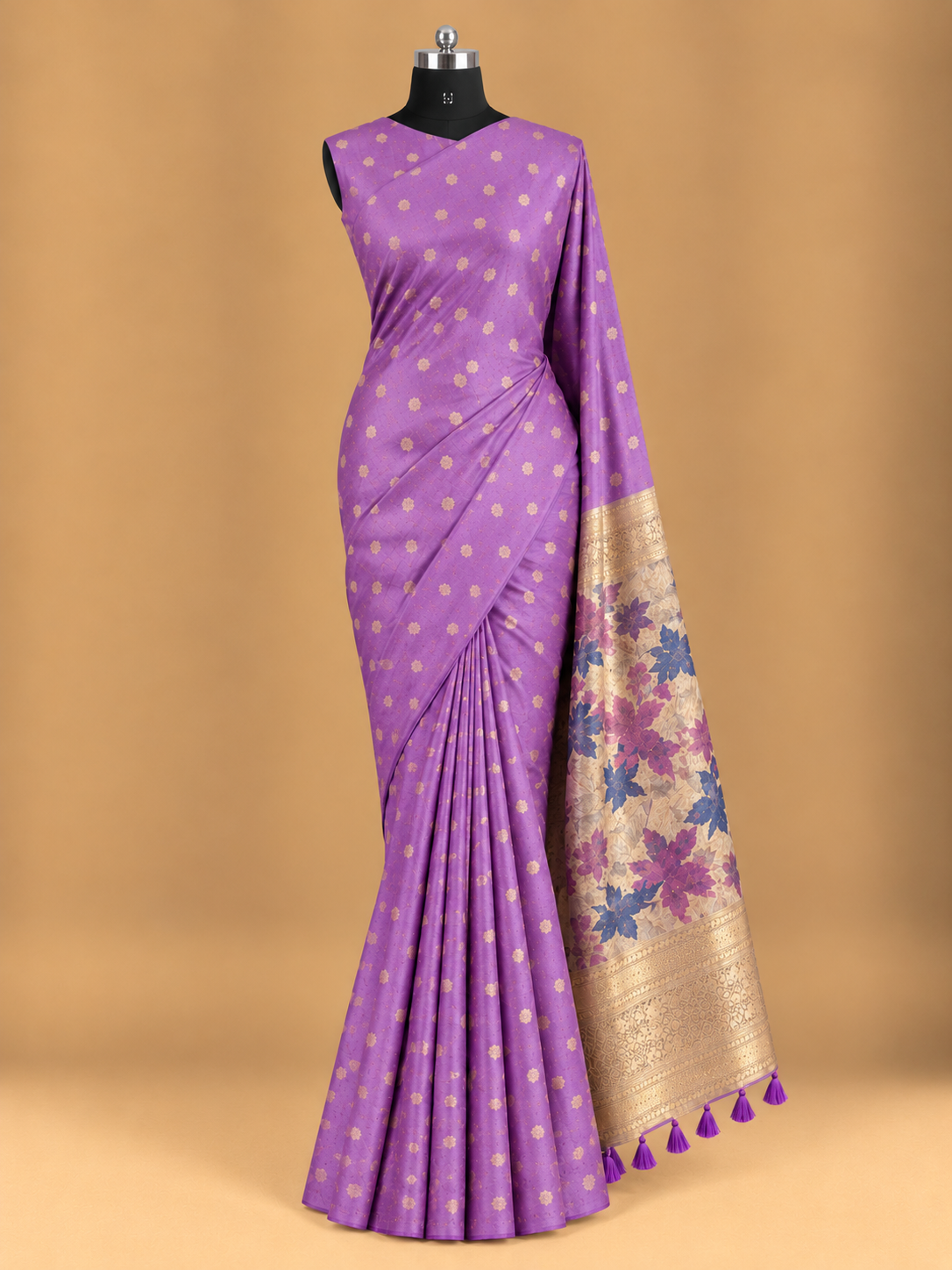 Elegantes lavendelfarbenes Tussar-Seiden-Sari mit goldenen Zari-Butta-Mustern - TS083