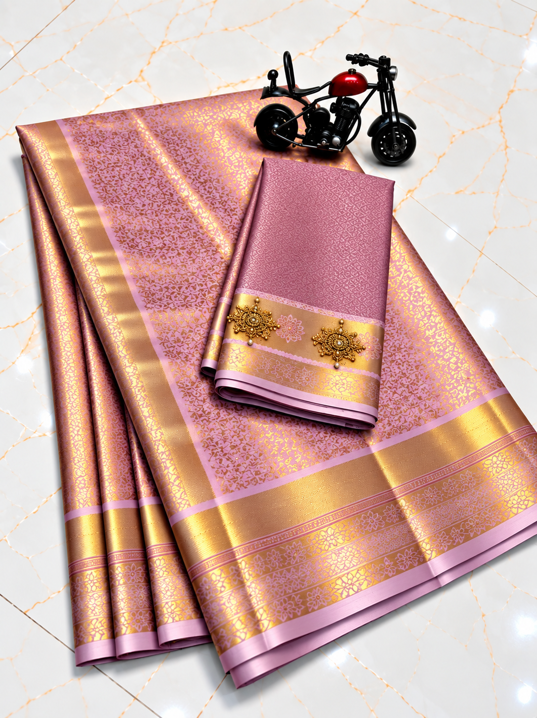 Von Prominenten inspiriertes fliederfarbenes Semi-Seiden-Saree mit Aari-Arbeit-Bluse - Celebrity065