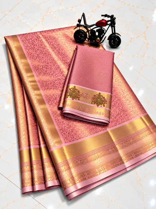 Von Prominenten inspirierter babyrosa Semi-Seiden-Saree mit Aari-Arbeit-Bluse - Celebrity065