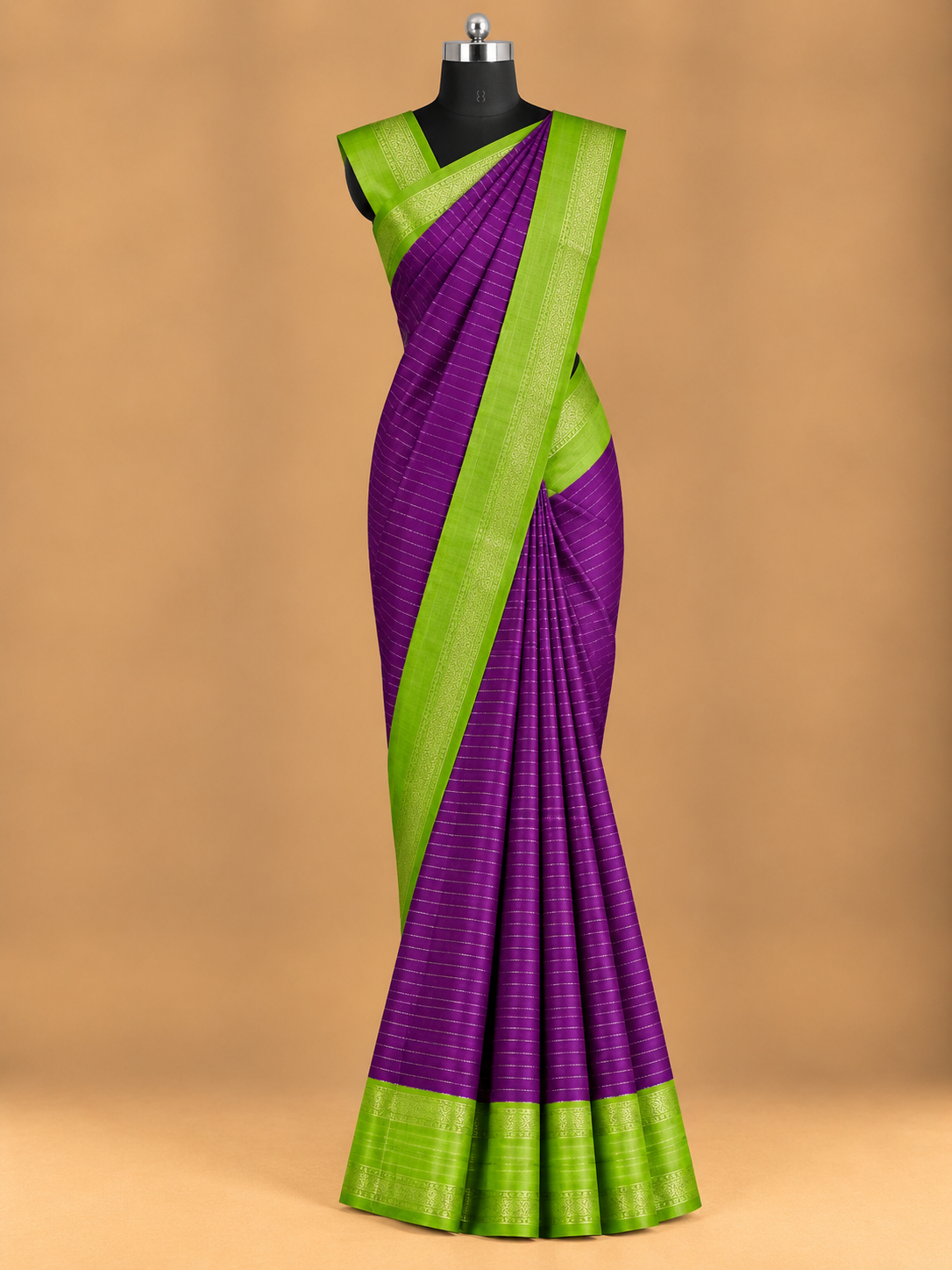 Elegantes violettes, warmes Luxus-Seiden-Sari mit Zari-Streifen - WS073