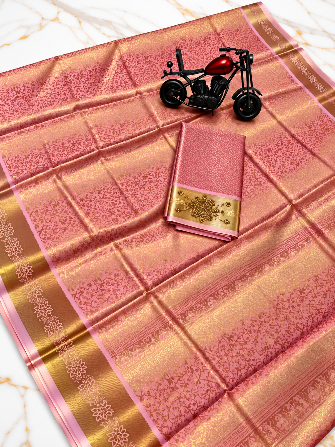 Von Prominenten inspirierter babyrosa Semi-Seiden-Saree mit Aari-Arbeit-Bluse - Celebrity065