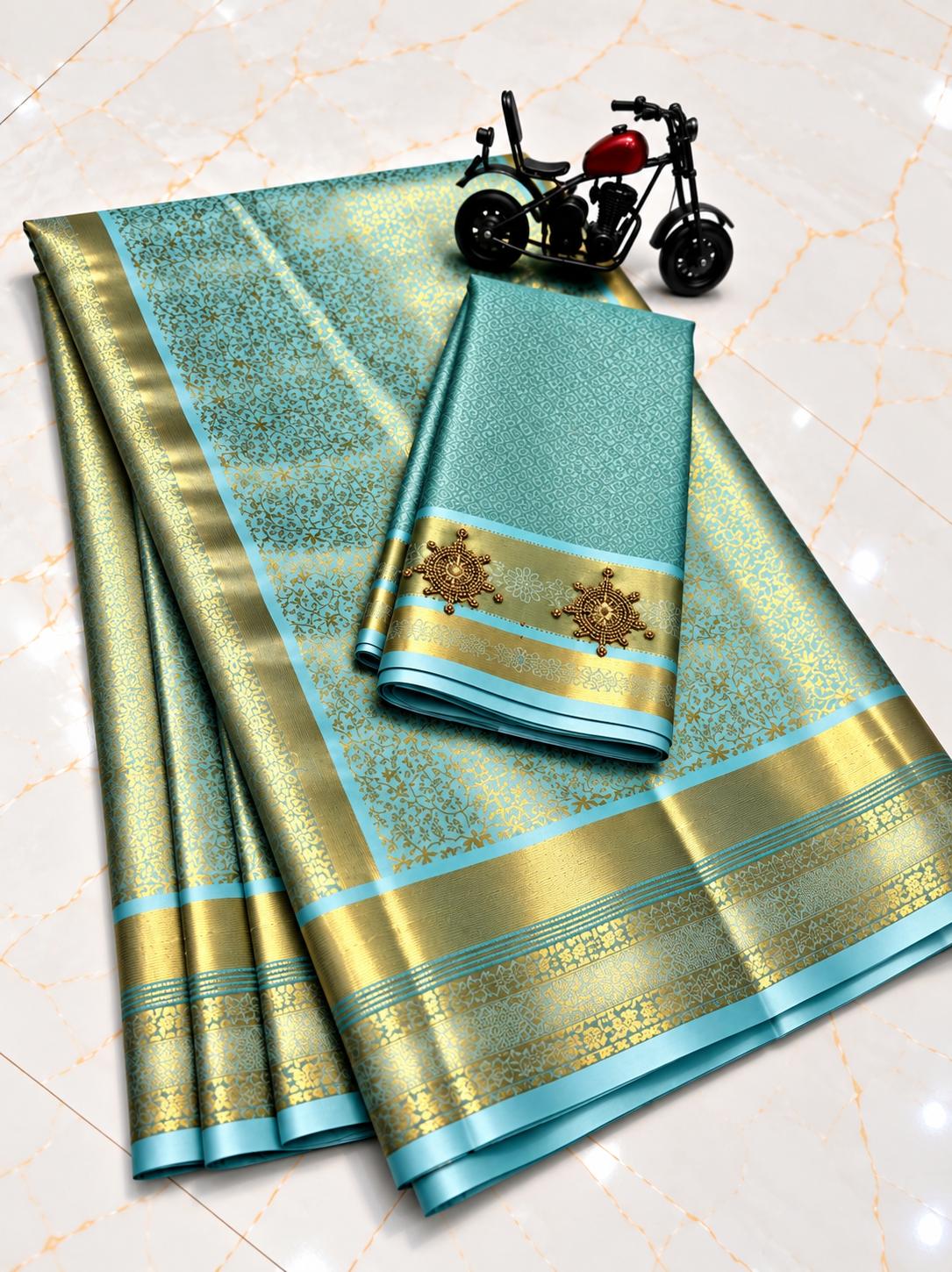 Promi-inspirierter himmelblauer Semi-Seiden-Saree mit Aari-Arbeit-Bluse - Celebrity065