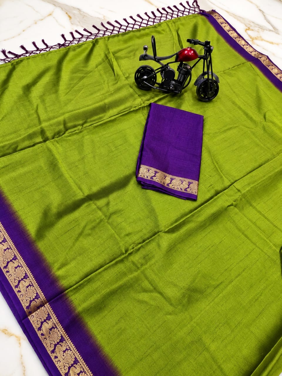 Hochwertiger kleiner, eleganter Mysore-Krepp-Sari in Olivgrün & Violett - GMS068