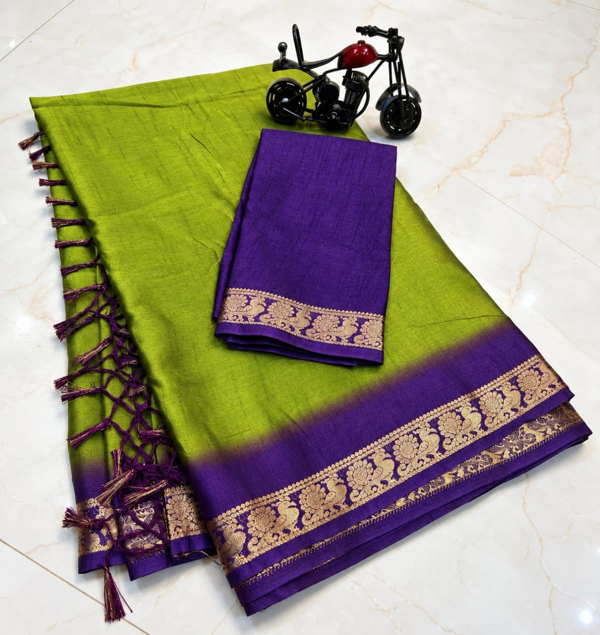 Hochwertiger kleiner, eleganter Mysore-Krepp-Sari in Olivgrün & Violett - GMS068