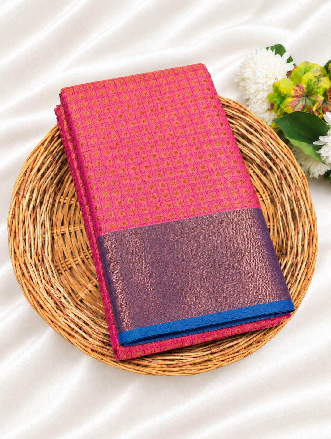 Luxuriöser Rani-Pink Sari aus Halbseide mit durchgehendem 1000-Butta-Zari-Muster - TP063